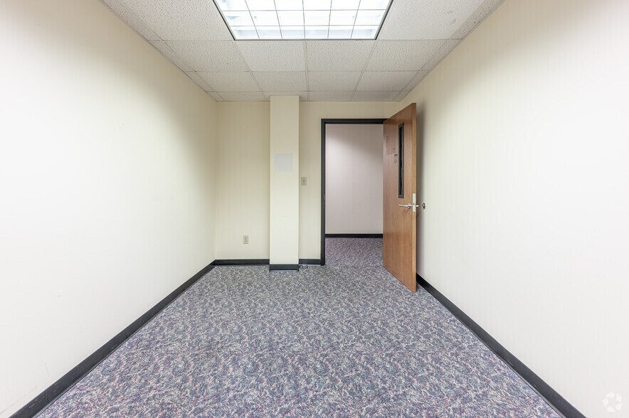 More Photos Of 325 S Fairground St, Marietta Office For Sale