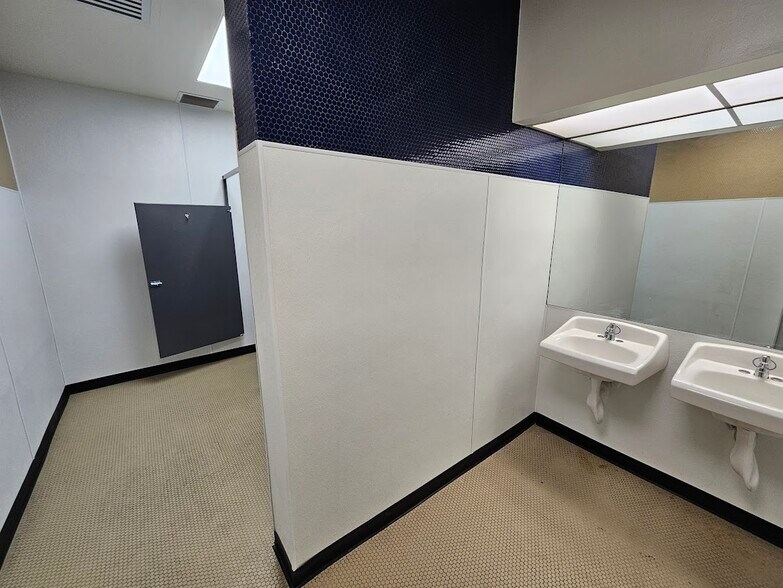 More Photos Of 1800 E 16th St, Los Angeles Warehouse For Lease