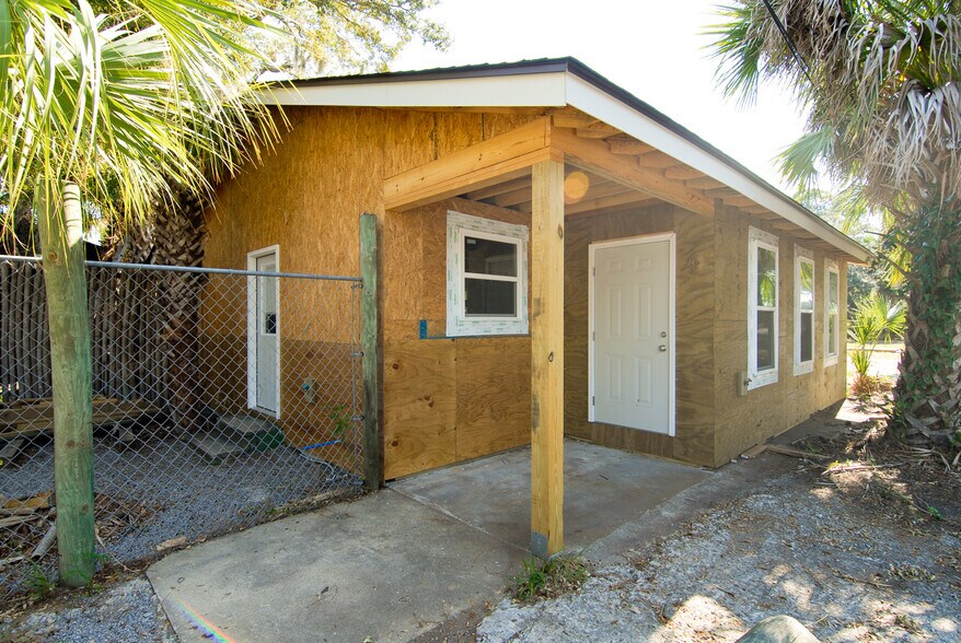 More Photos Of 2111 Sea Island Pky, Saint Helena Island General Retail For Sale