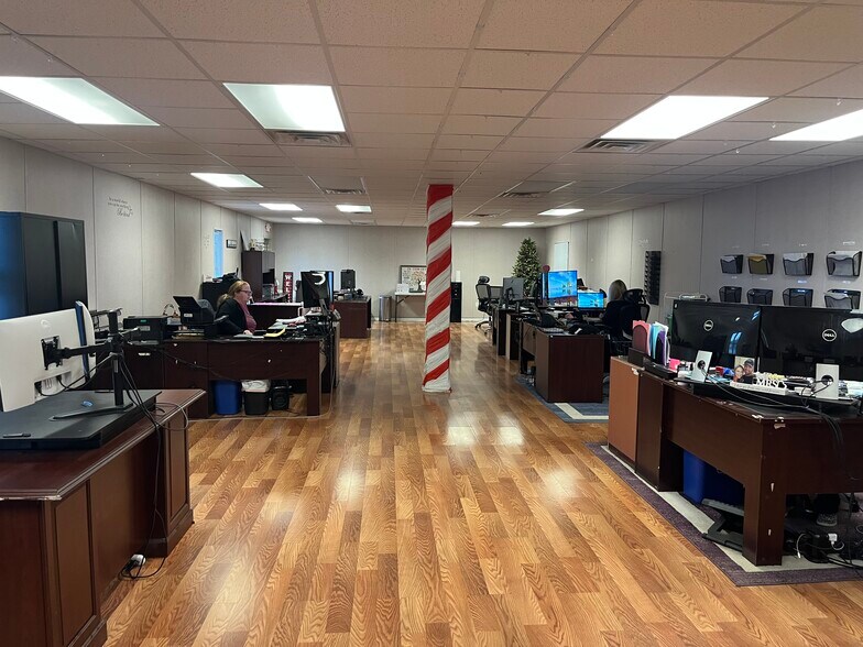 More Photos Of 403 W Brentwood St, Channelview Industrial For Lease