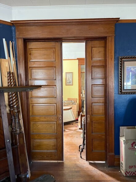 More Photos Of 419 W Locust St, Independence Flex For Sale