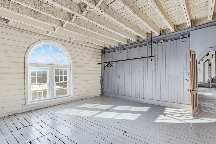 More Photos Of 705-707 Cherry Aly, Hudson Warehouse For Lease