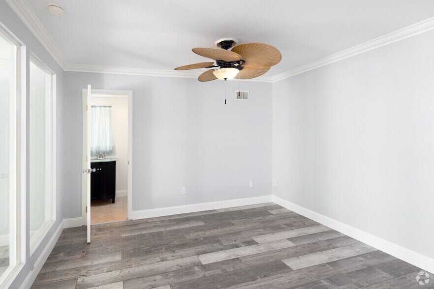 More Photos Of 236 Grove St S, Venice Freestanding For Sale