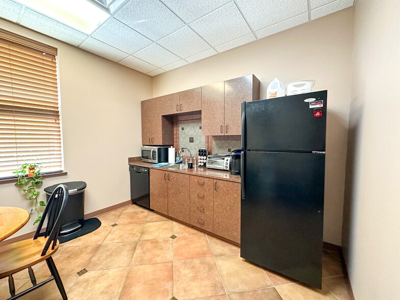 More Photos Of 662 Veterans Pky, Clayton Medical For Lease