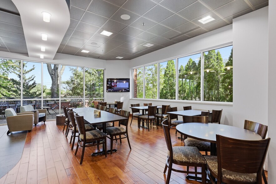 More Photos Of 900 N Rock Hill Rd, Saint Louis Office For Sale