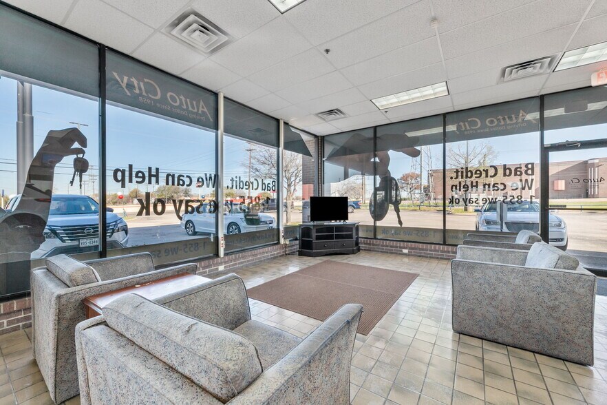 More Photos Of 940 N I-35 E, Lancaster Auto Dealership For Lease