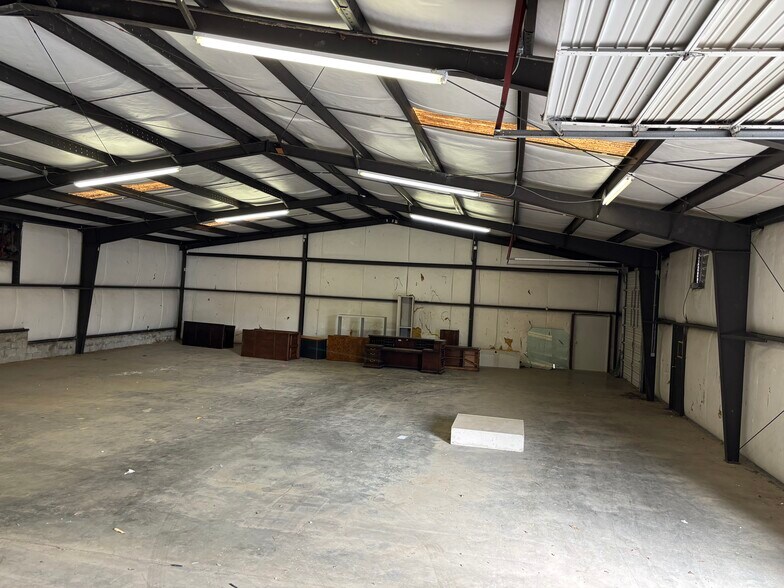 More Photos Of 439 Burton Rd, Lexington Warehouse For Lease