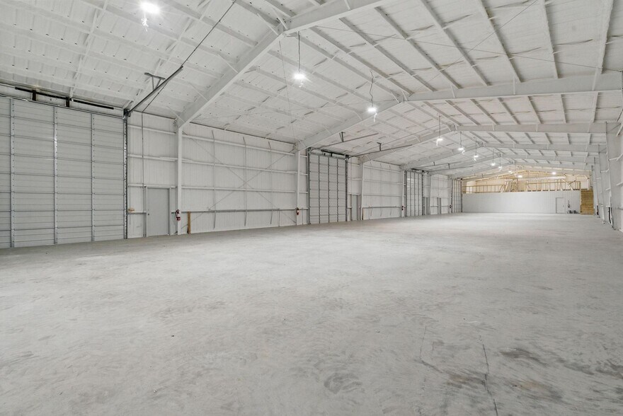 More Photos Of 120 W Scenic Trl, Weatherford Warehouse For Lease
