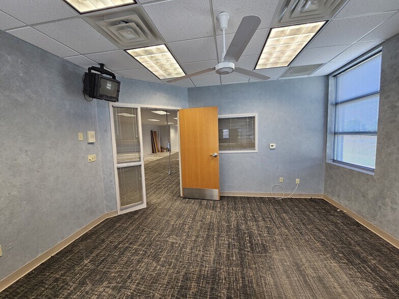 More Photos Of 1202 E South 11th St, Abilene Office For Lease