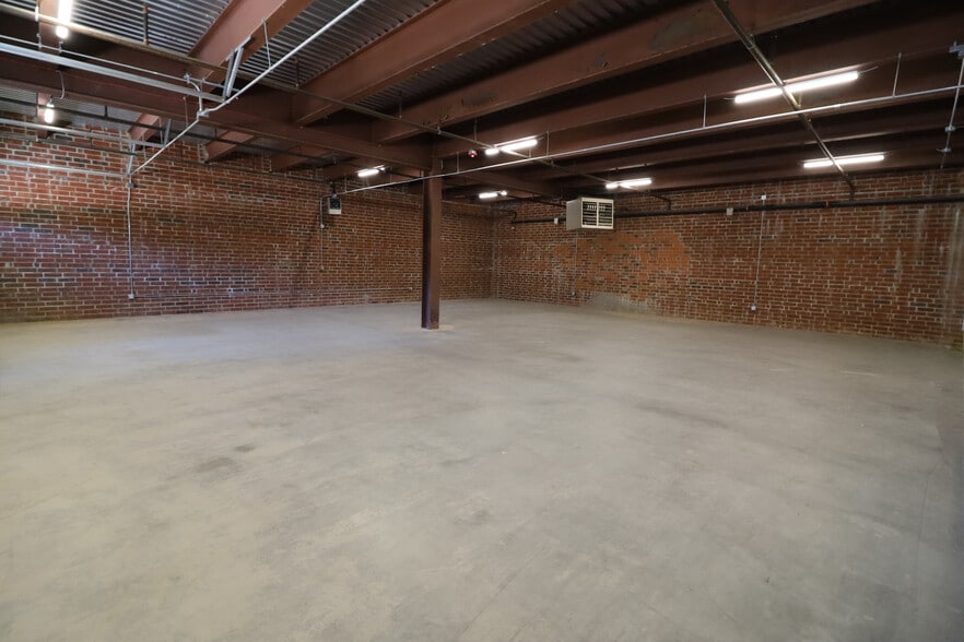 More Photos Of 533 N Park Ave, Burlington Warehouse For Lease