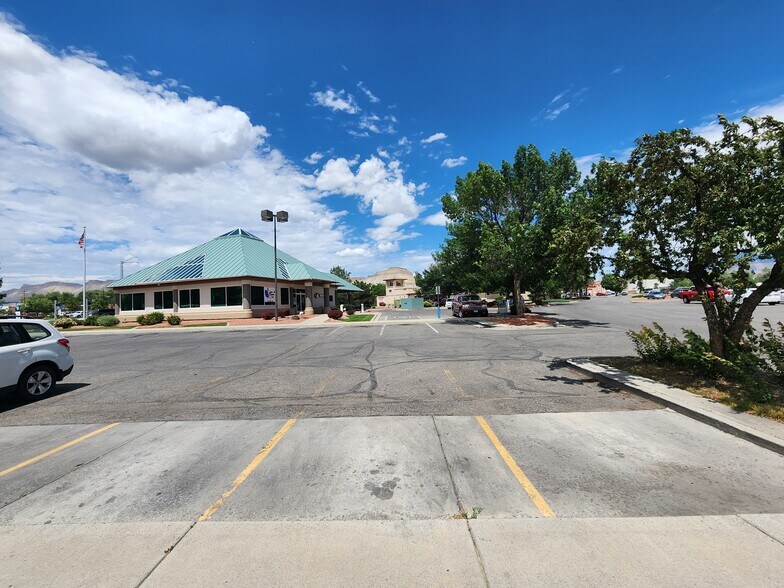 More Photos Of 3235 I-70 Business Loop, Clifton Freestanding For Lease
