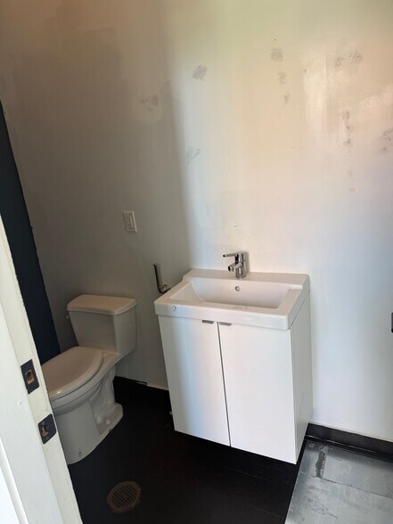 More Photos Of 449 Warren St, Hudson Storefront Retail Office For Lease