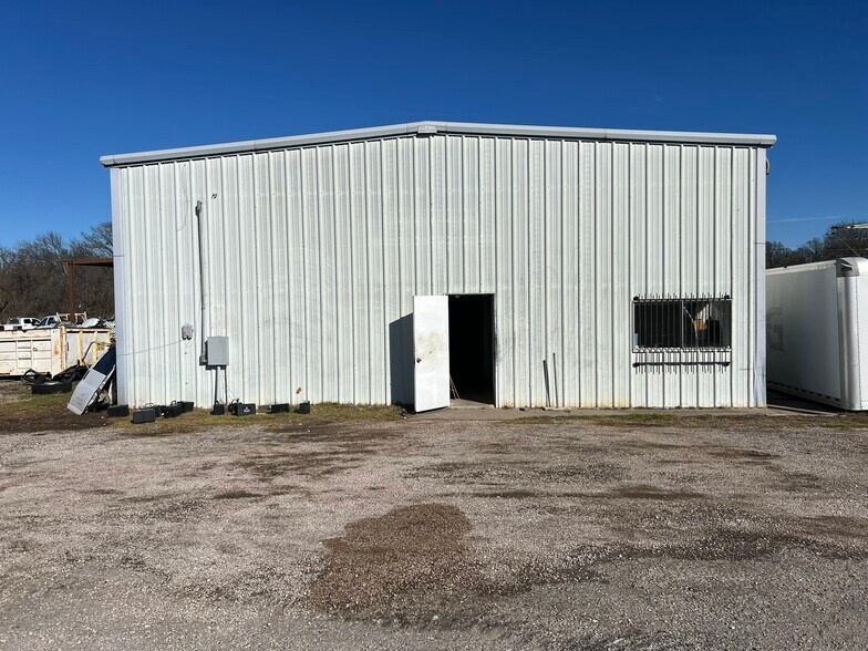 More Photos Of 3226 N Main St, Cleburne Warehouse For Lease