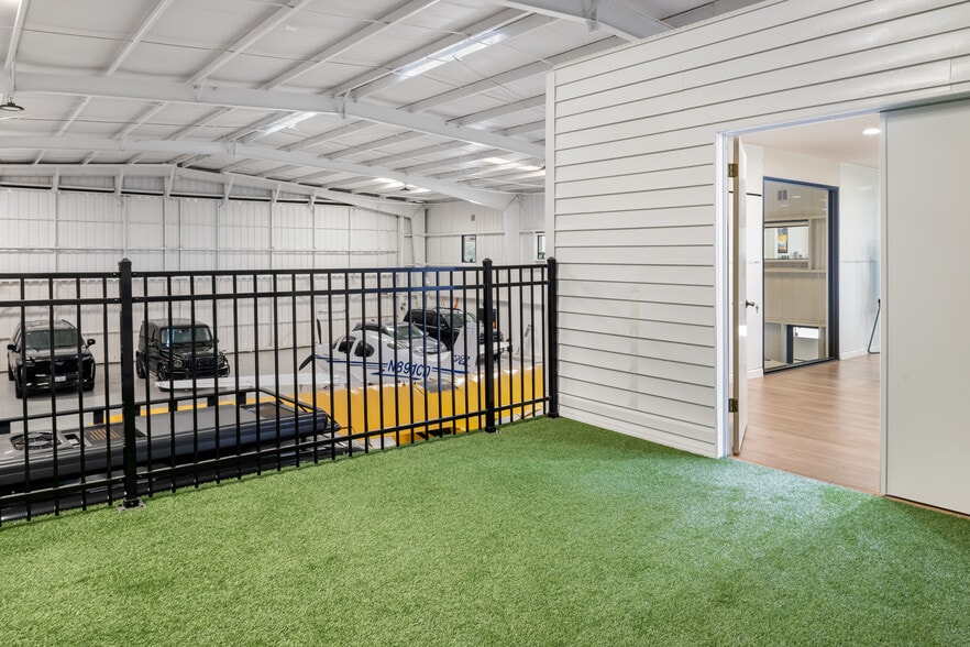 More Photos Of 18000 Groschke Rd, Houston Airplane Hangar For Lease
