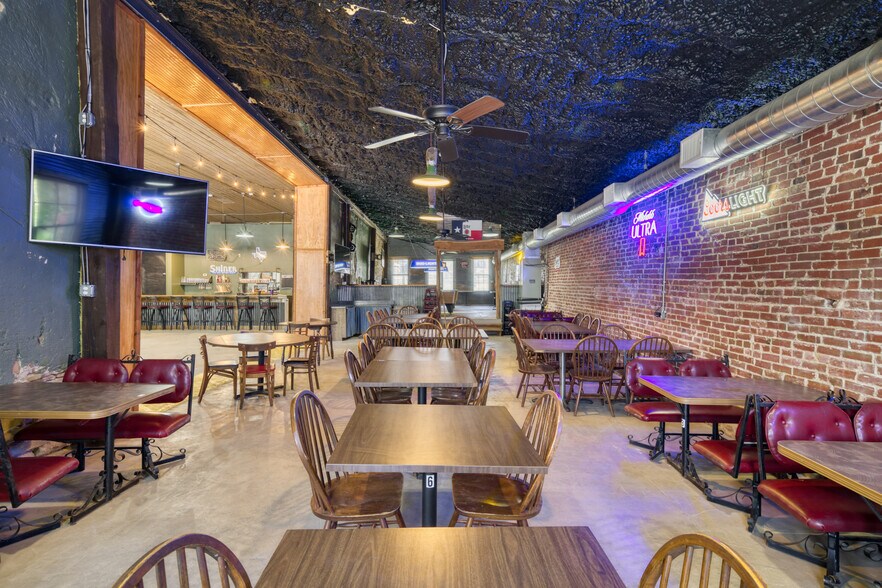 More Photos Of 514-520 N Railroad St, Burton Restaurant For Lease