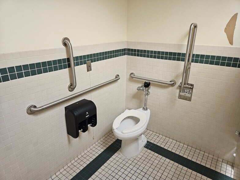 More Photos Of 575 Main St, Middletown Medical For Lease