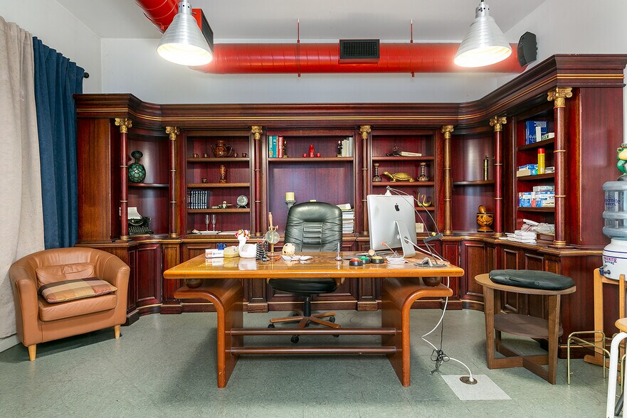 More Photos Of 1550 Victory Blvd, Glendale Office For Sale