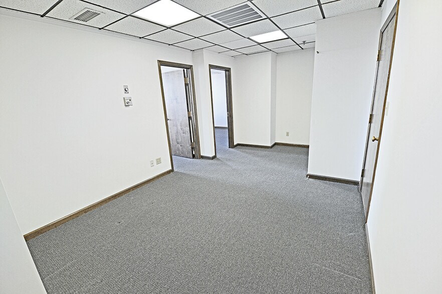 More Photos Of 205 N College Ave, Bloomington Office For Lease