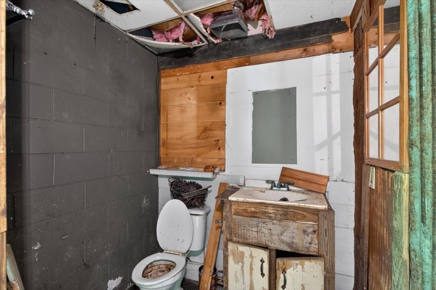 More Photos Of 79 Jones St, Jasper Warehouse For Sale