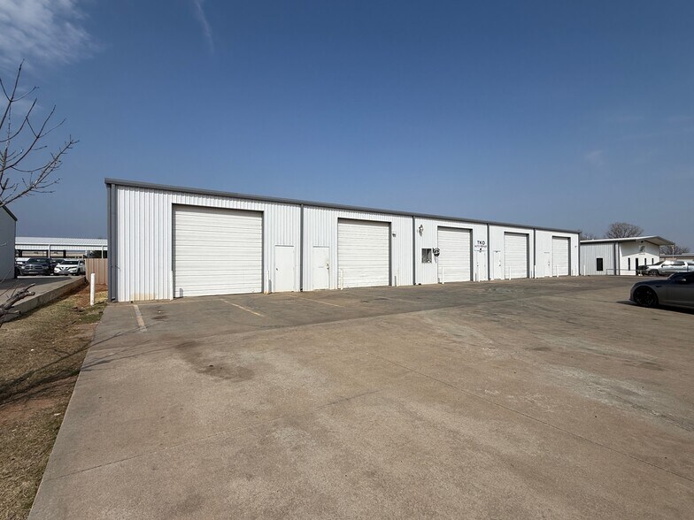 Primary Photo Of 1101-1109 Industrial Dr, Yukon Service For Lease