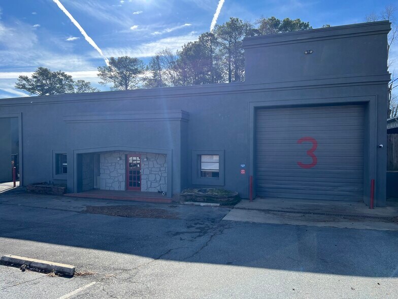 More Photos Of 130 SE Dodd St, Marietta Flex For Lease