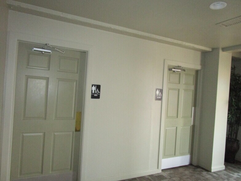 More Photos Of 1301 E Fulton St, Garden City Bar For Sale