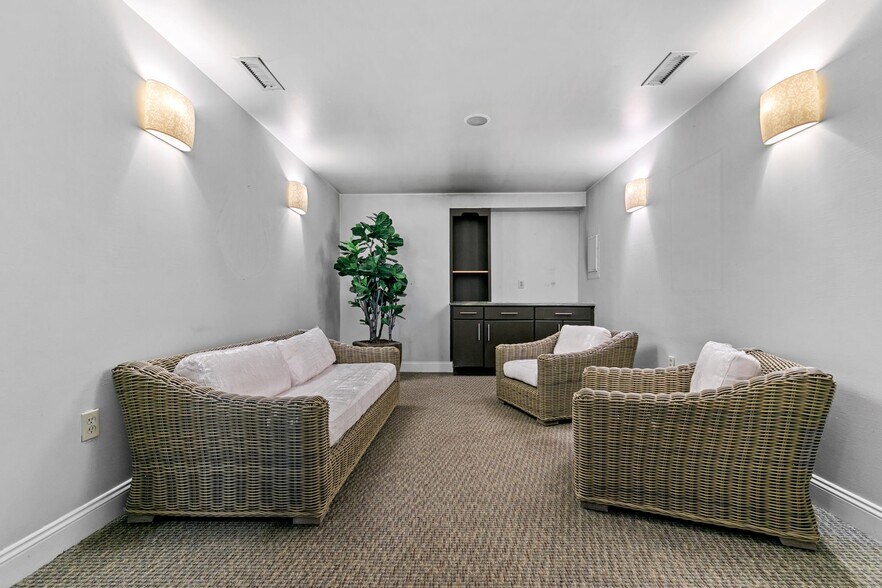 More Photos Of 2-4 Water St, Guilford Storefront Retail Office For Lease