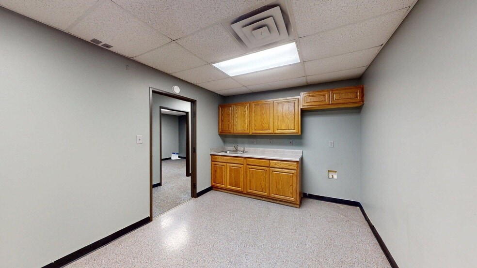 More Photos Of 2109 N Yellowood Ave, Broken Arrow Light Distribution For Lease