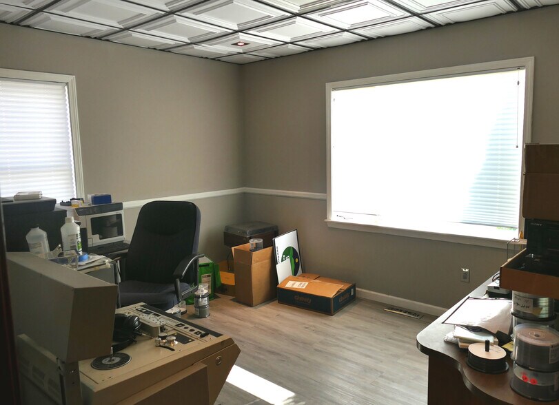 More Photos Of 527 Main St, Cairo Office For Sale