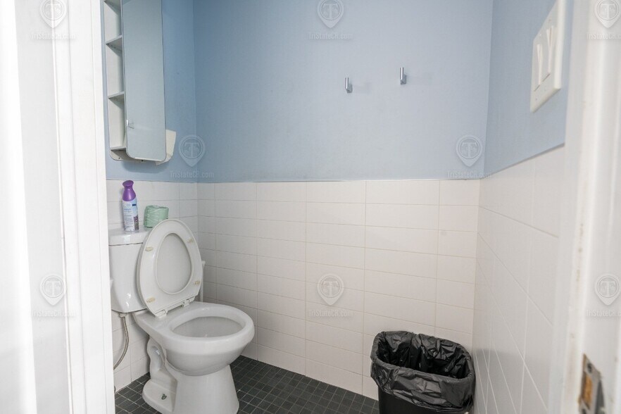 More Photos Of 143 W 72nd St, New York Storefront Retail Office For Lease