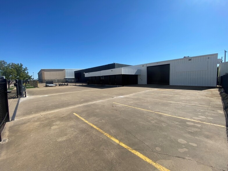 More Photos Of 2734 Burbank St, Dallas Warehouse For Lease