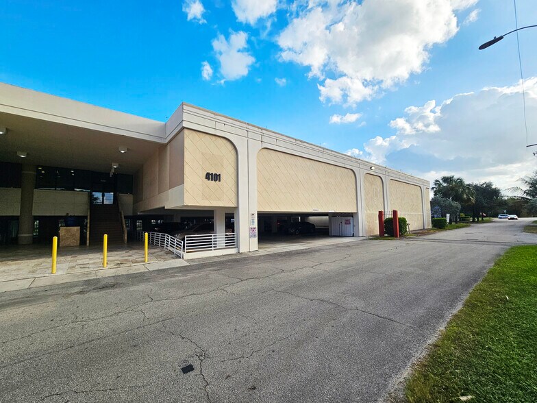More Photos Of 4101 NW 3rd Ct, Plantation Medical For Lease