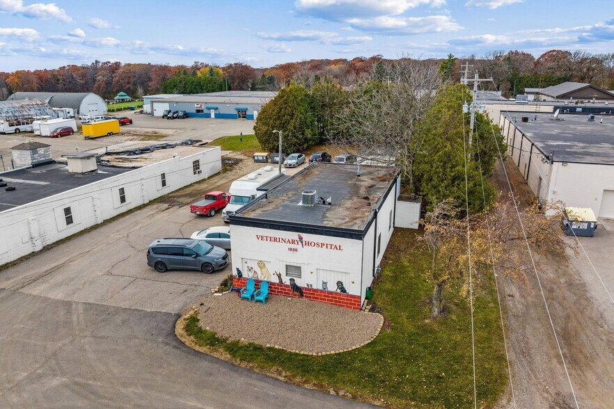More Photos Of 1940 S Cedar Ave, Owatonna Showroom For Sale