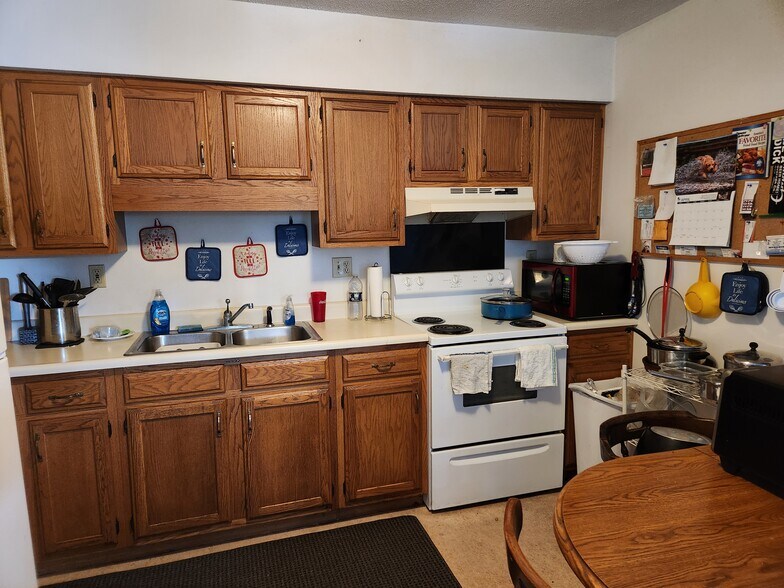 More Photos Of 53 -55 Rte 30 N, Castleton Flex For Sale