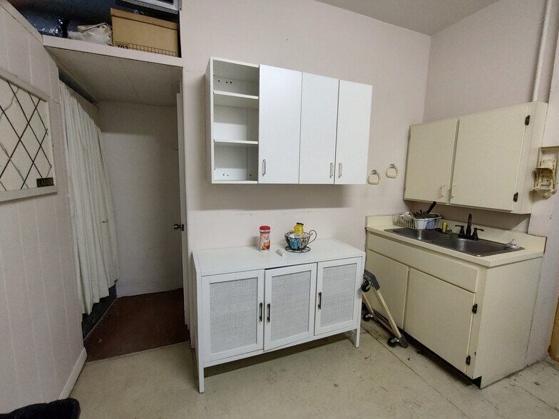 More Photos Of 50 Mildred Dr, Fort Myers Flex For Sale