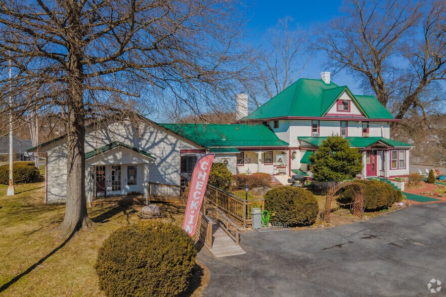 More Photos Of 2 Blue Hill Rd, Hancock Hotel For Sale