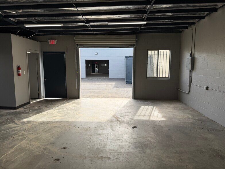 More Photos Of 14641-14643 Lull St, Van Nuys Warehouse For Lease