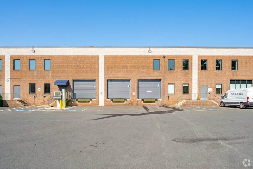 More Photos Of 901-929 S Pickett St, Alexandria Unknown For Lease