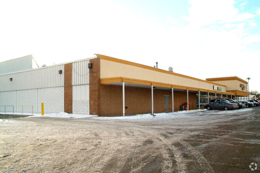 More Photos Of 19230 Harper Ave, Harper Woods Supermarket For Lease