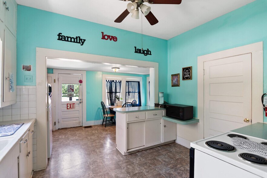 More Photos Of 1016 Main St, Kerrville Office For Sale