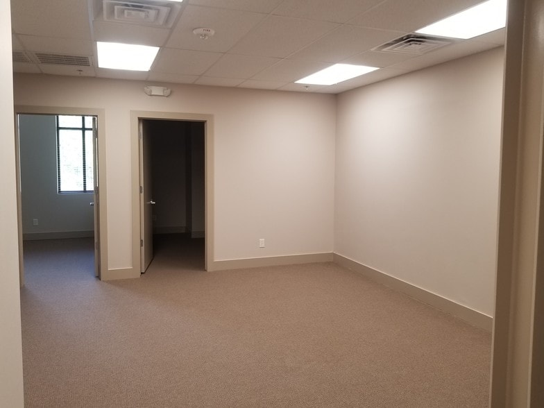 More Photos Of 409 N Oak St, Roanoke Storefront Retail Office For Lease