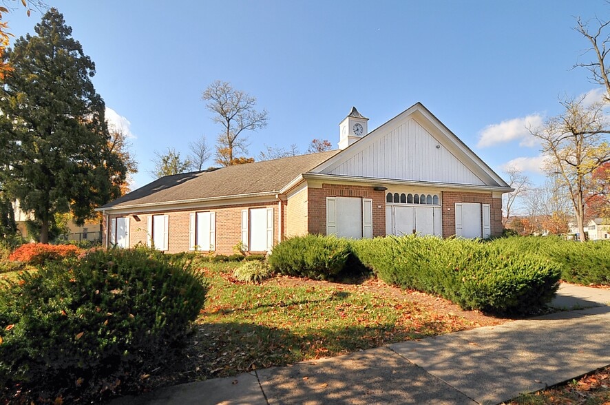 More Photos Of 335 E Front St, Plainfield Bank For Lease