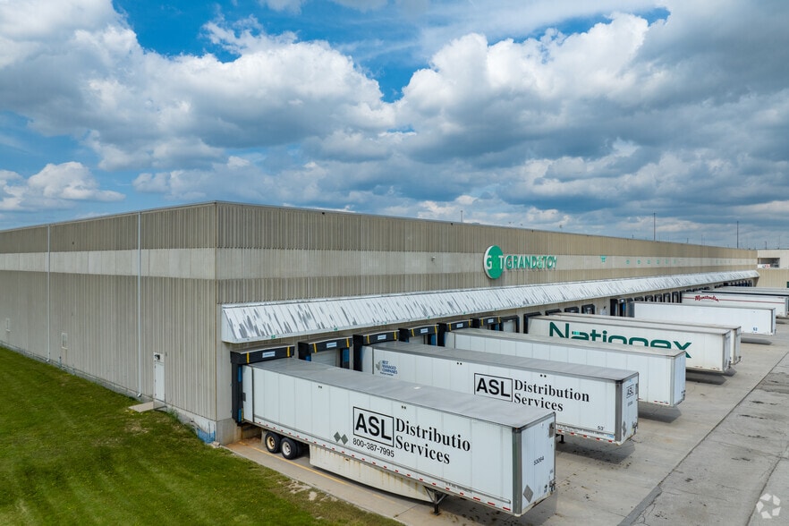 More Photos Of 200 Aviva Park Dr, Vaughan Distribution For Lease