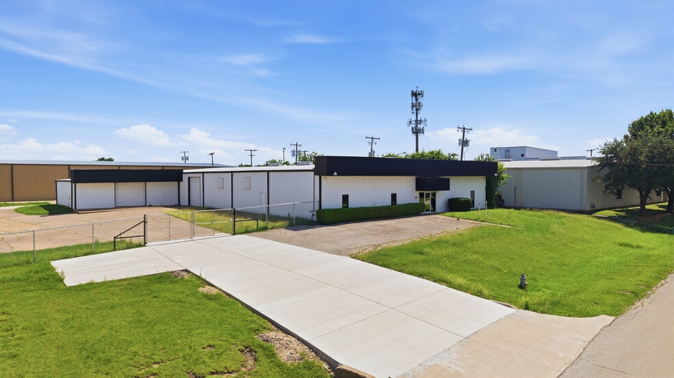 More Photos Of 1200 N Commercial Blvd, Arlington Warehouse For Sale