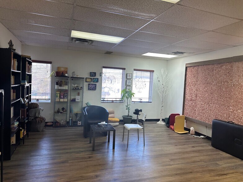 More Photos Of 2350-2352 Ch Herron, Dorval Office For Lease