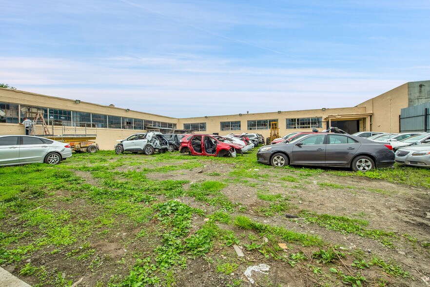 More Photos Of 7075 Lyndon St, Detroit Warehouse For Sale