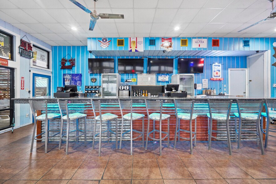 More Photos Of 371 Navaho Trl, Onalaska Restaurant For Lease