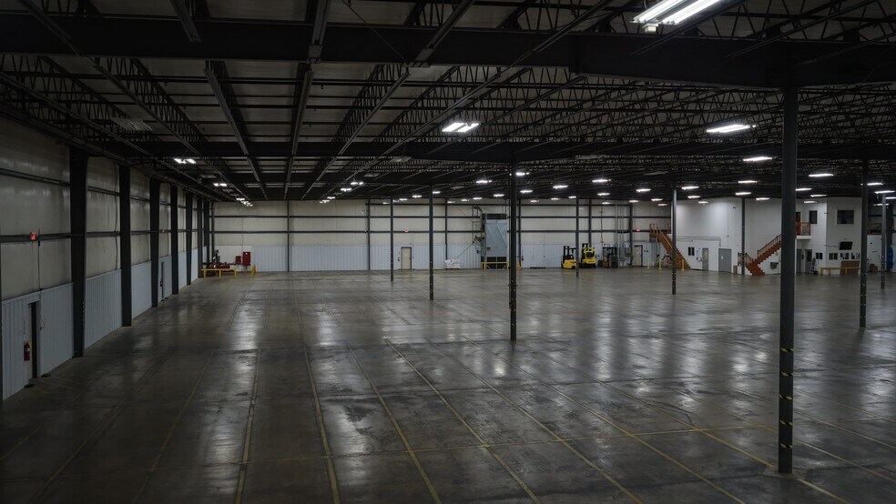 More Photos Of 2602 W Randolph St, Vandalia Distribution For Lease