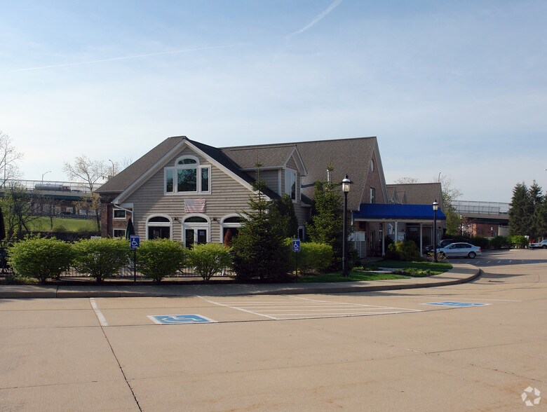 More Photos Of 2291 Riverfront Pky, Cuyahoga Falls Office For Lease