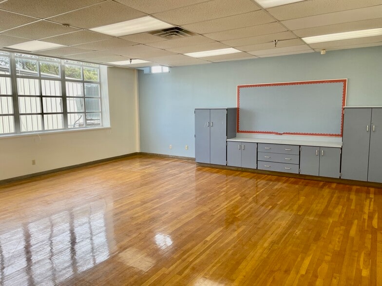 More Photos Of 216 E College St, Seguin Flex For Sale